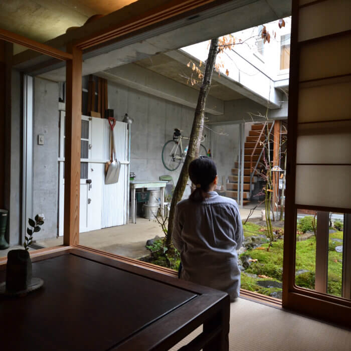 梅原横丁の家　庭が見渡せる和室