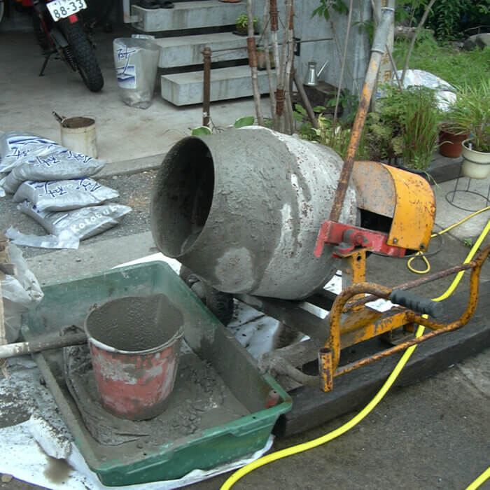 小屋の工事で使用する、借り物の小型のコンクリートミキサー