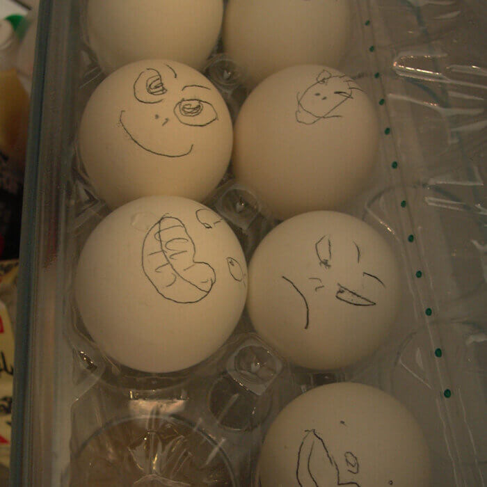 ゆで卵には「ゆ」印か顔を書きます