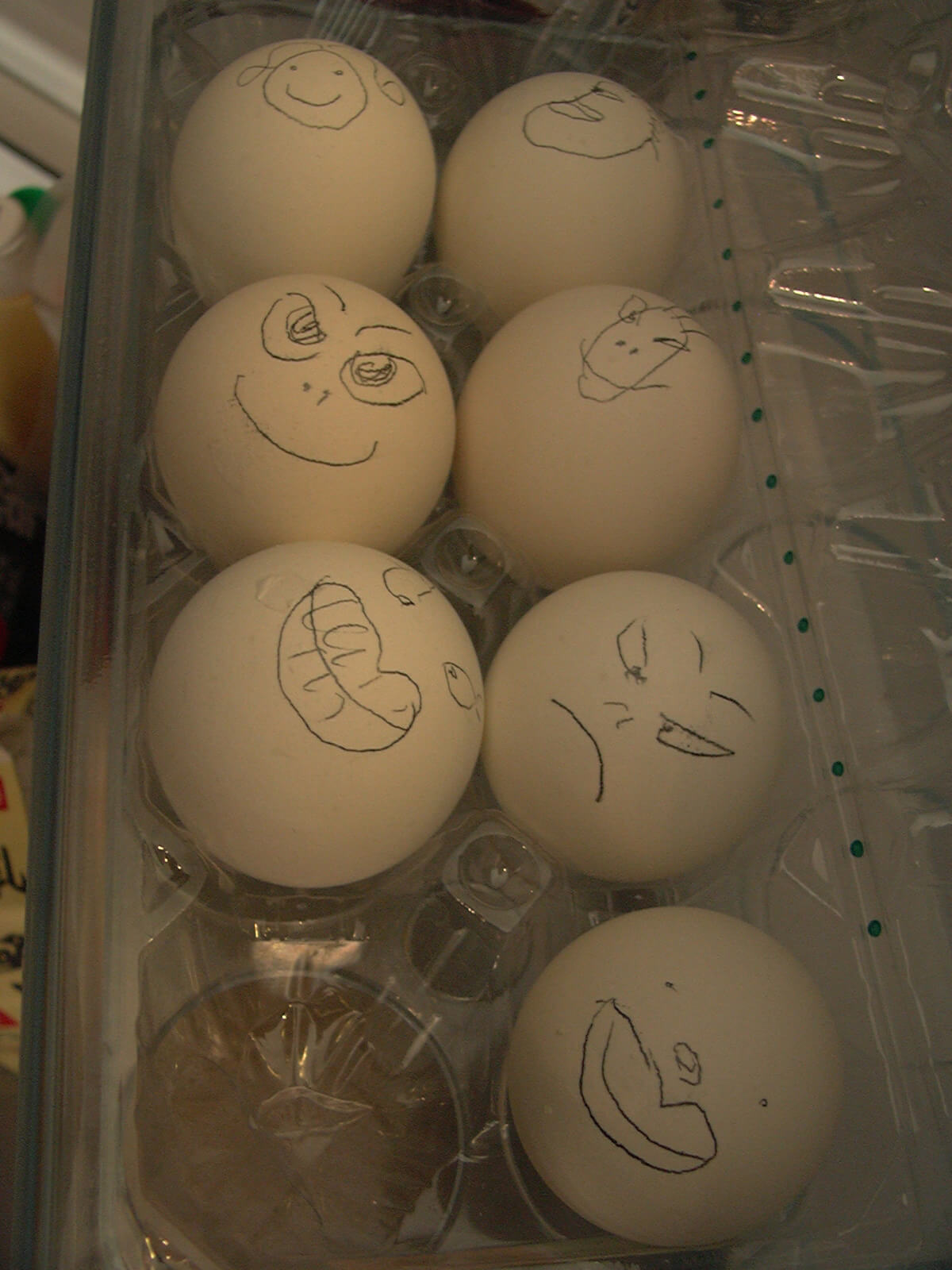 ゆで卵には「ゆ」印か顔を書きます