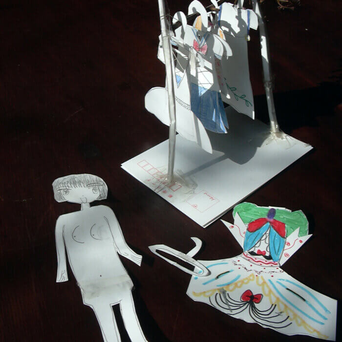 子供が作った紙きせかえ人形と、紙服