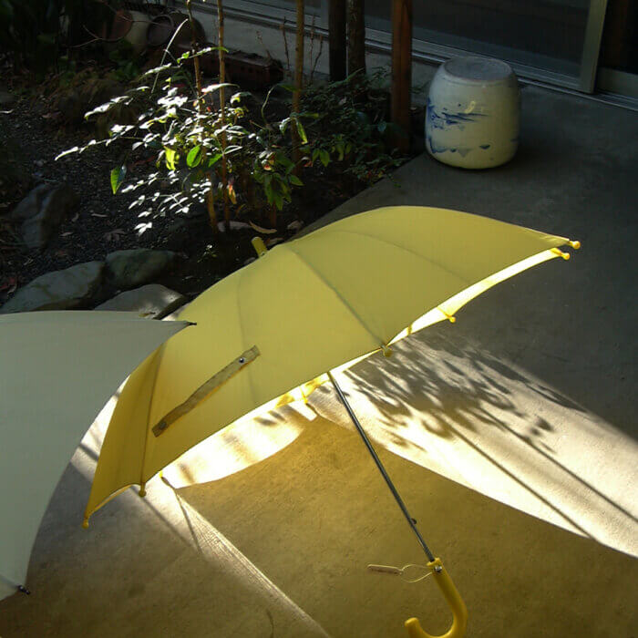 黄色の傘を通した黄色が土間を照らす朝日