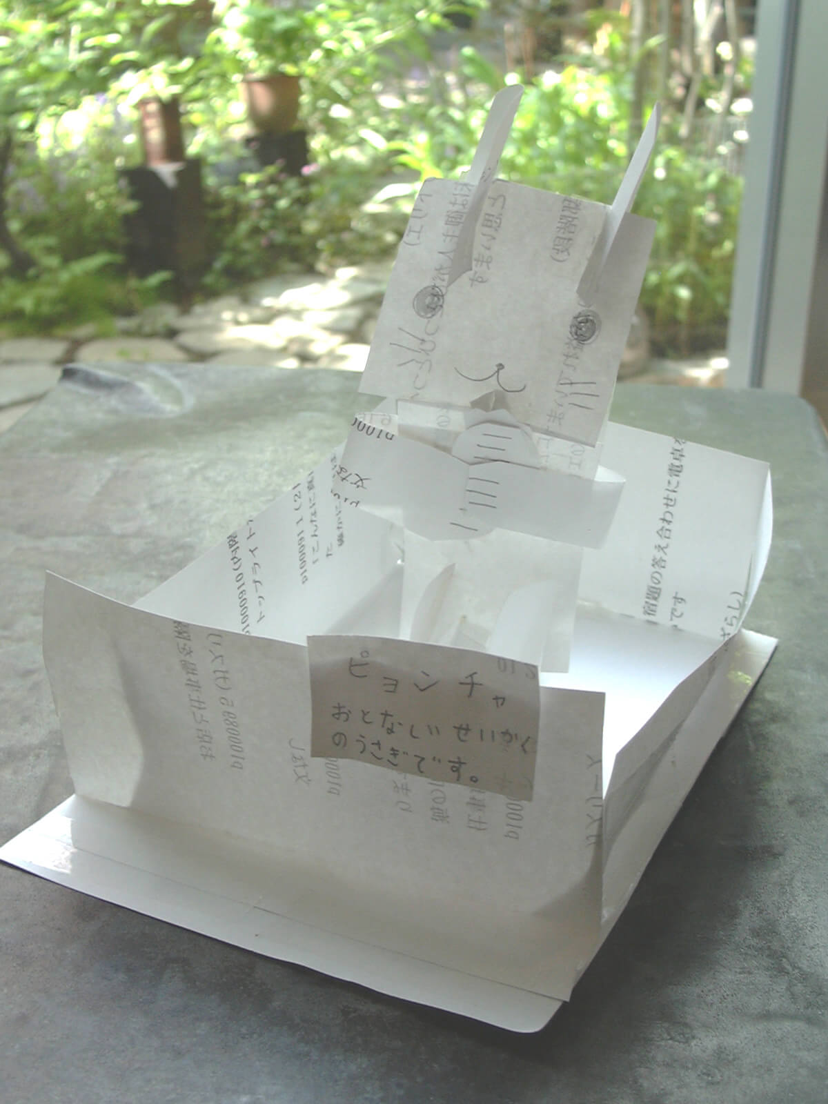 紙で立体を作るブームがきた子供が、紙でうさぎを作りました