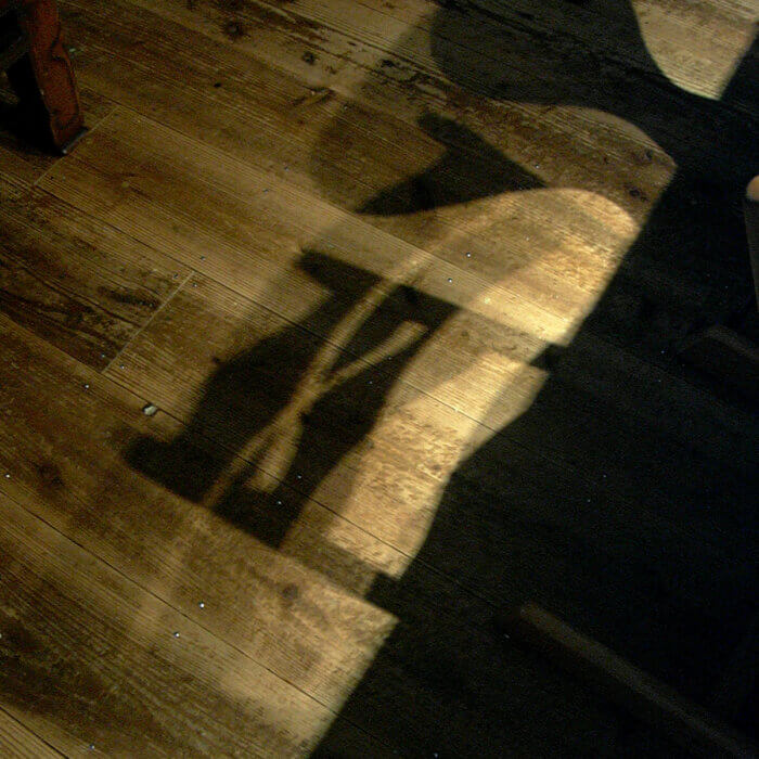 夜中リビングの床には、椅子の影が幻想的にうつります