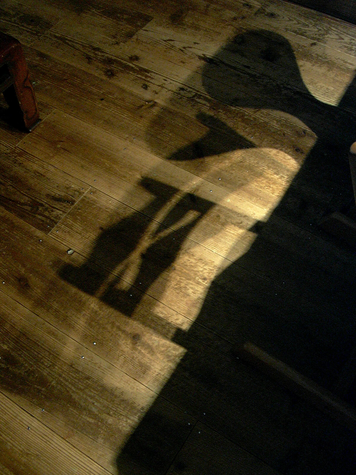 夜中リビングの床には、椅子の影が幻想的にうつります
