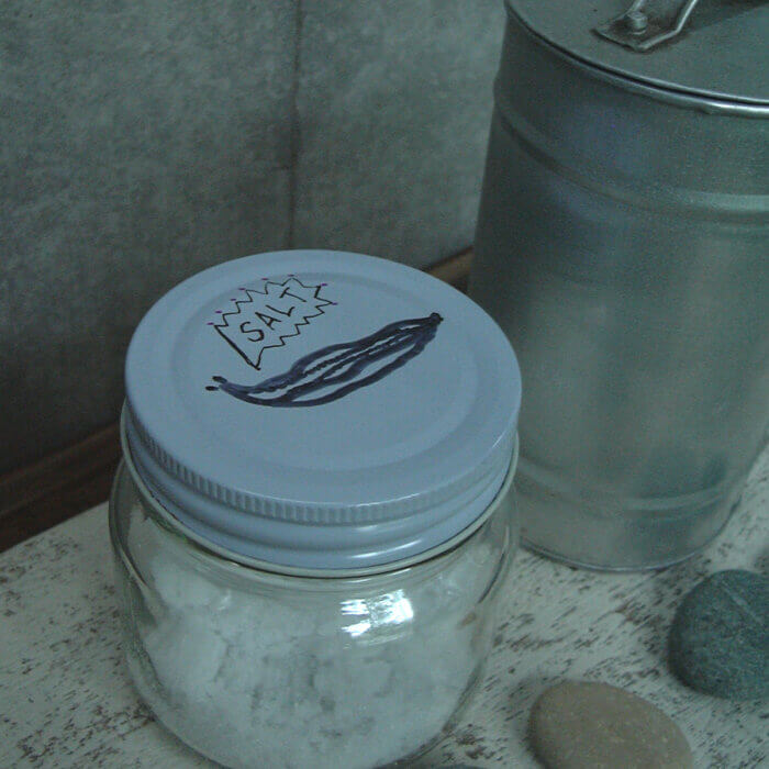 我が家の庭にはナメクジがたくさん発生するので、塩は必需品です。かわいい瓶にソルトを入れています