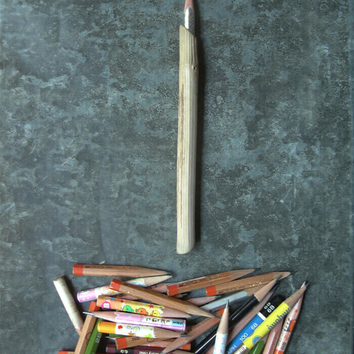 子供が使った小さな鉛筆がたくさんたまったので、浜で拾った竹の流木を鉛筆ホルダーを使用して鉛筆を使用しています