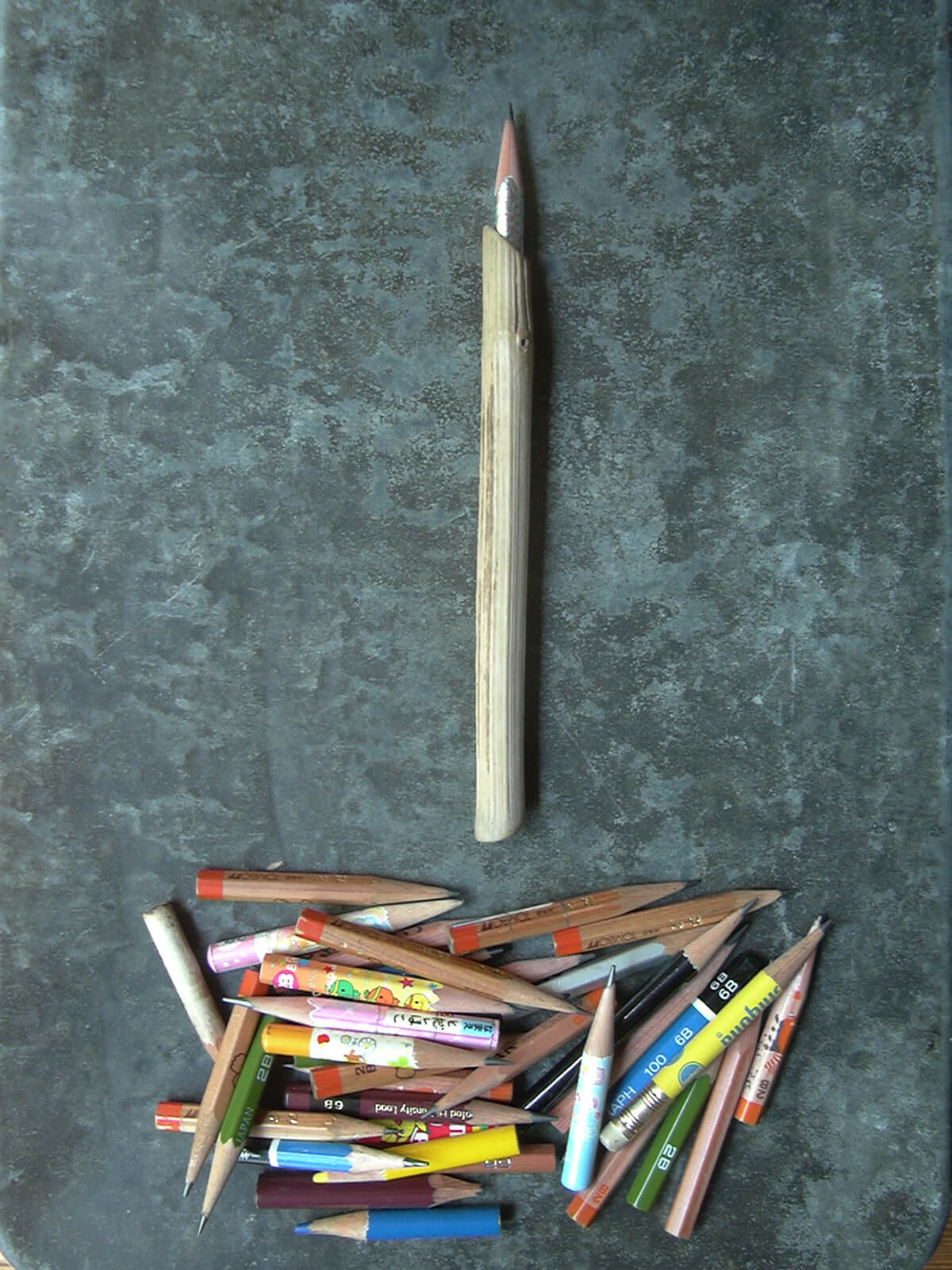 子供が使った小さな鉛筆がたくさんたまったので、浜で拾った竹の流木を鉛筆ホルダーを使用して鉛筆を使用しています