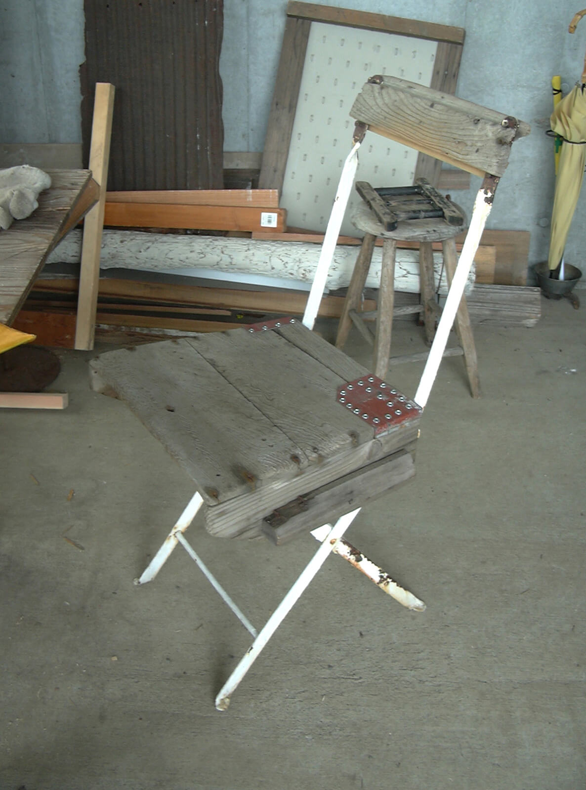 修繕した木とスチールの椅子