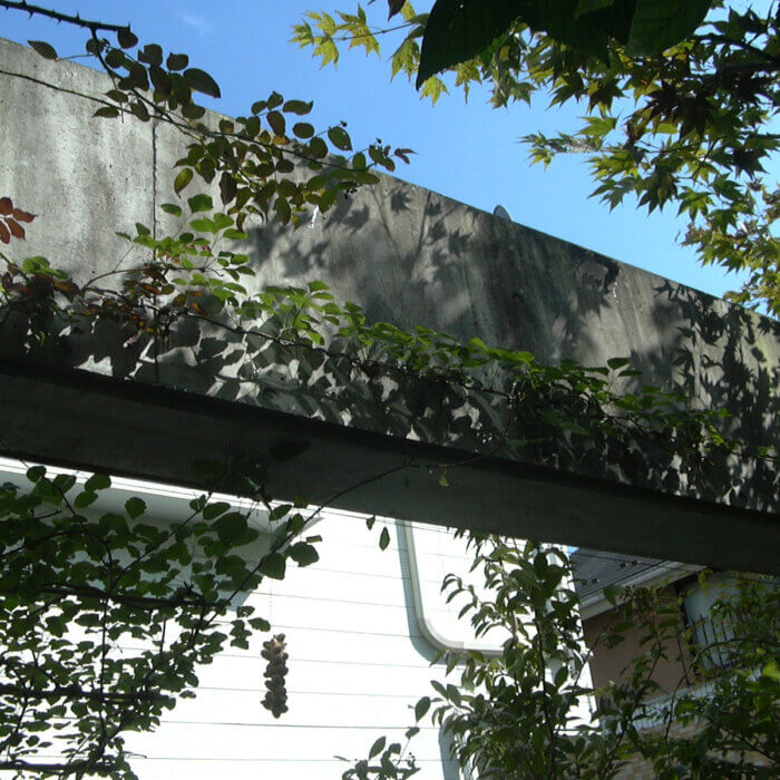中庭の上にあるコンクリートの梁に秋の影