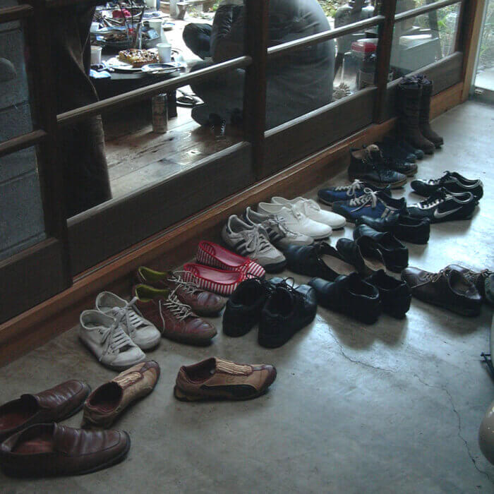 2008年1月19日に中央線デザイン倶楽部の交流会を我が家で開催し、靴が沢山です