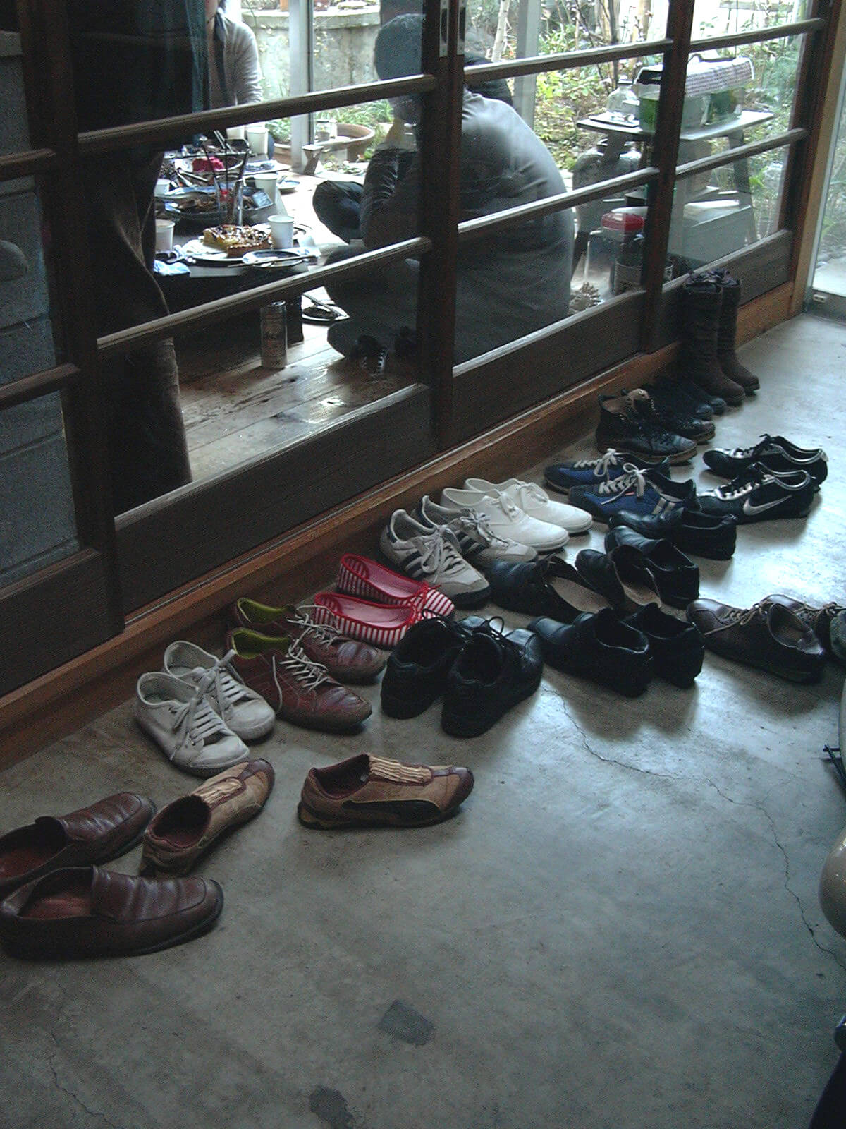 2008年1月19日に中央線デザイン倶楽部の交流会を我が家で開催し、靴が沢山です