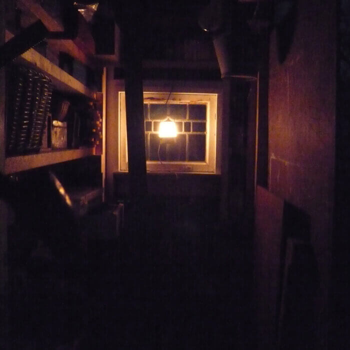 小屋にステンドグラス窓枠を取り付け手前に明かりを灯しました