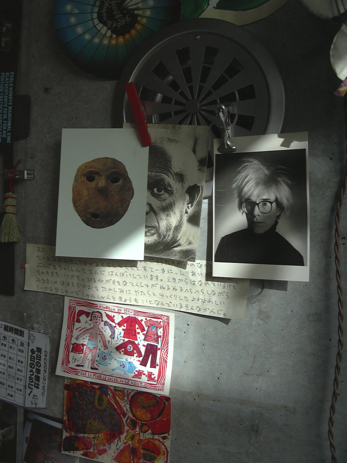 ハニワ、ピカソ、アンディ・ウォーホルの写真を飾ってある子供机周り