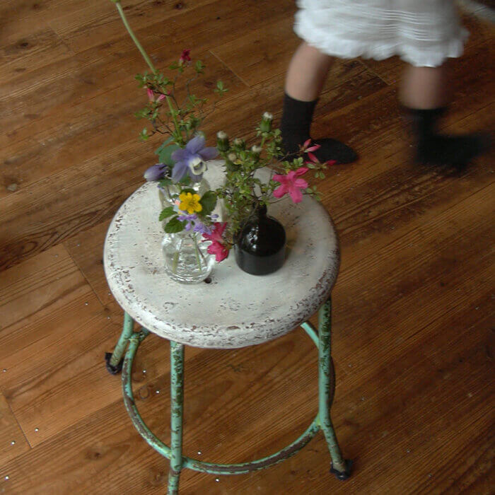 子供が道ばたで捕ってきた草花や庭の花をガラス瓶にたくさん挿し色々置きます