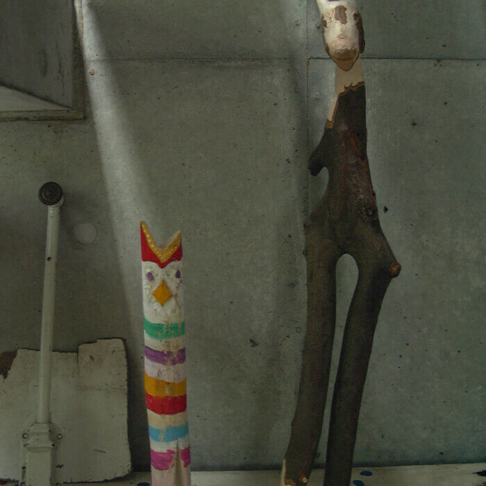 青山 DEE'S HALLで行われた前川秀樹さんのワークショップ 「木偶棒を彫る」に子供と二人で参加し、鶏？の置物と流木で作った置物をつくってきました