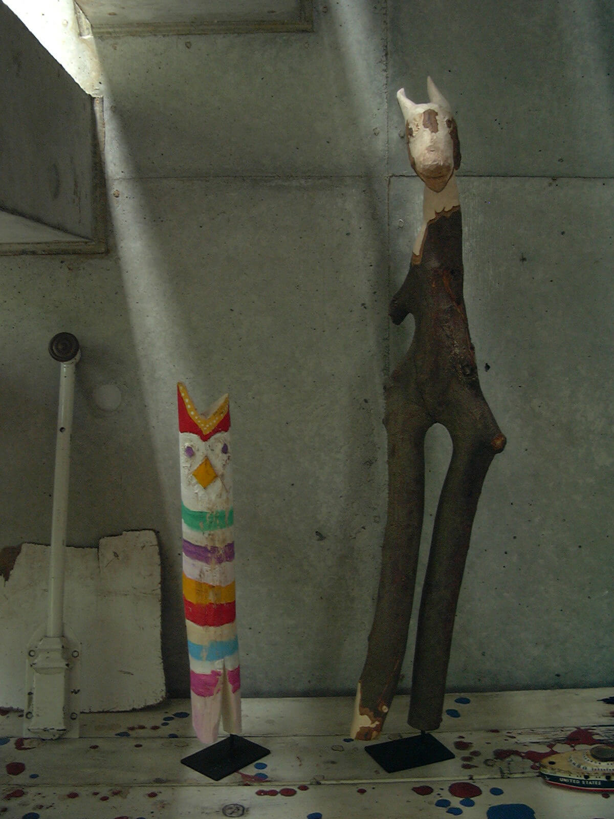 青山 DEE'S HALLで行われた前川秀樹さんのワークショップ 「木偶棒を彫る」に子供と二人で参加し、鶏？の置物と流木で作った置物をつくってきました