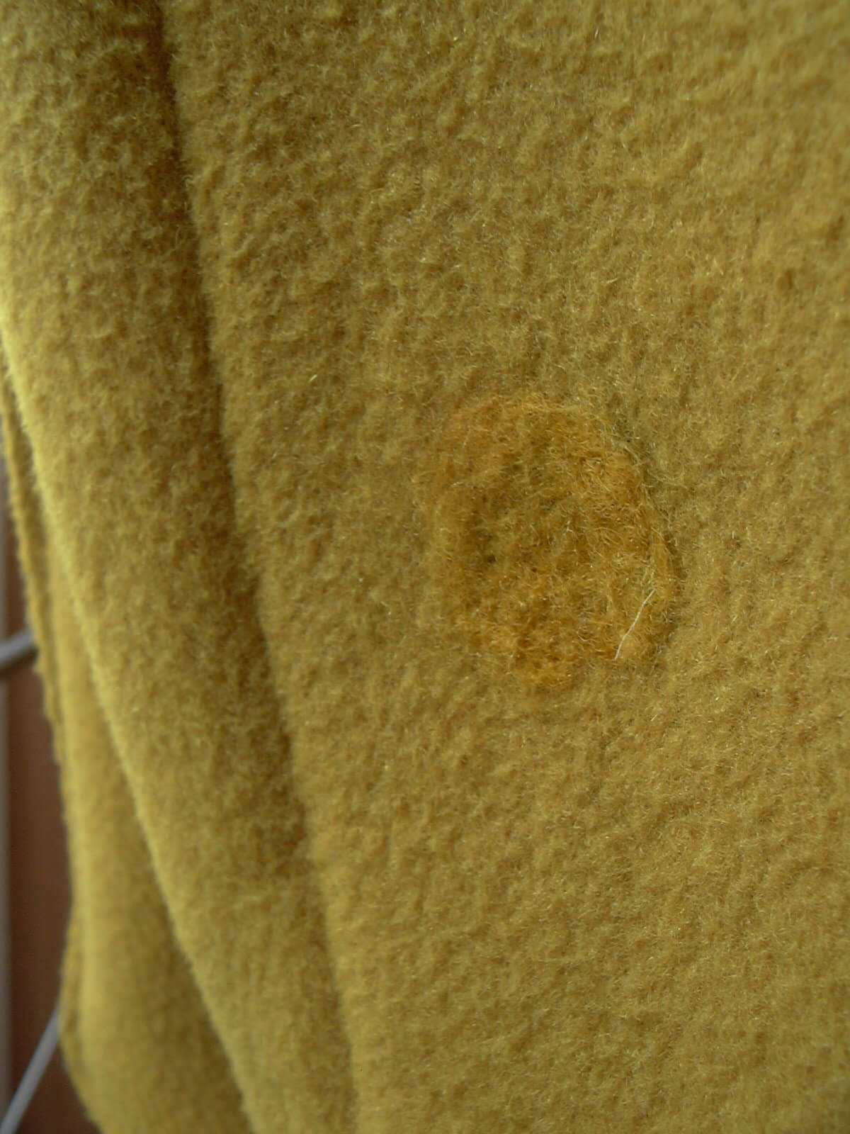 自電車で転びコートの右袖を引っ掛けて穴が空いてしまったので羊毛のニードルパンチ修繕