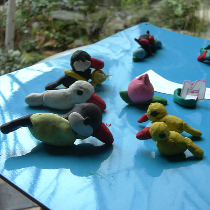 子供が粘土で作った小鳥たち