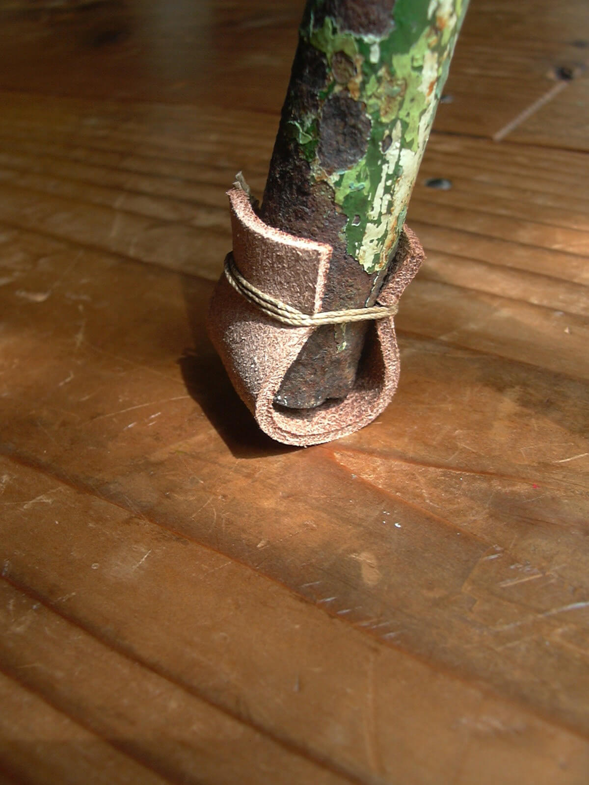 足が金属でできているツールの足に頑丈な固い皮でカバーを履かせました