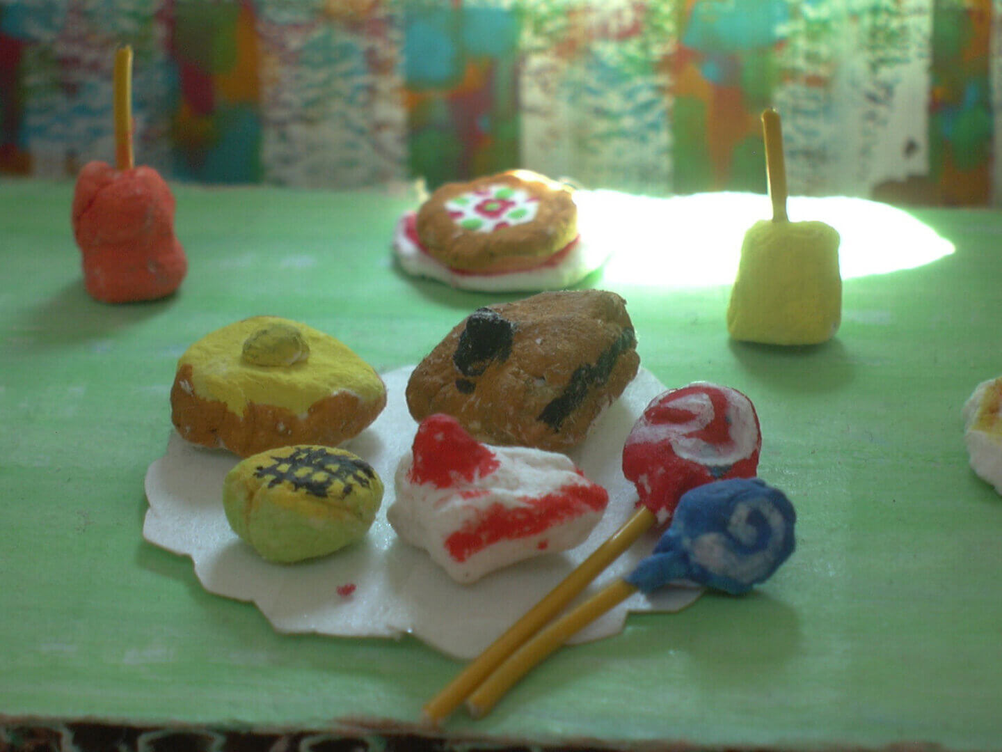 子供が作ったミニハウスのパンやお菓子達