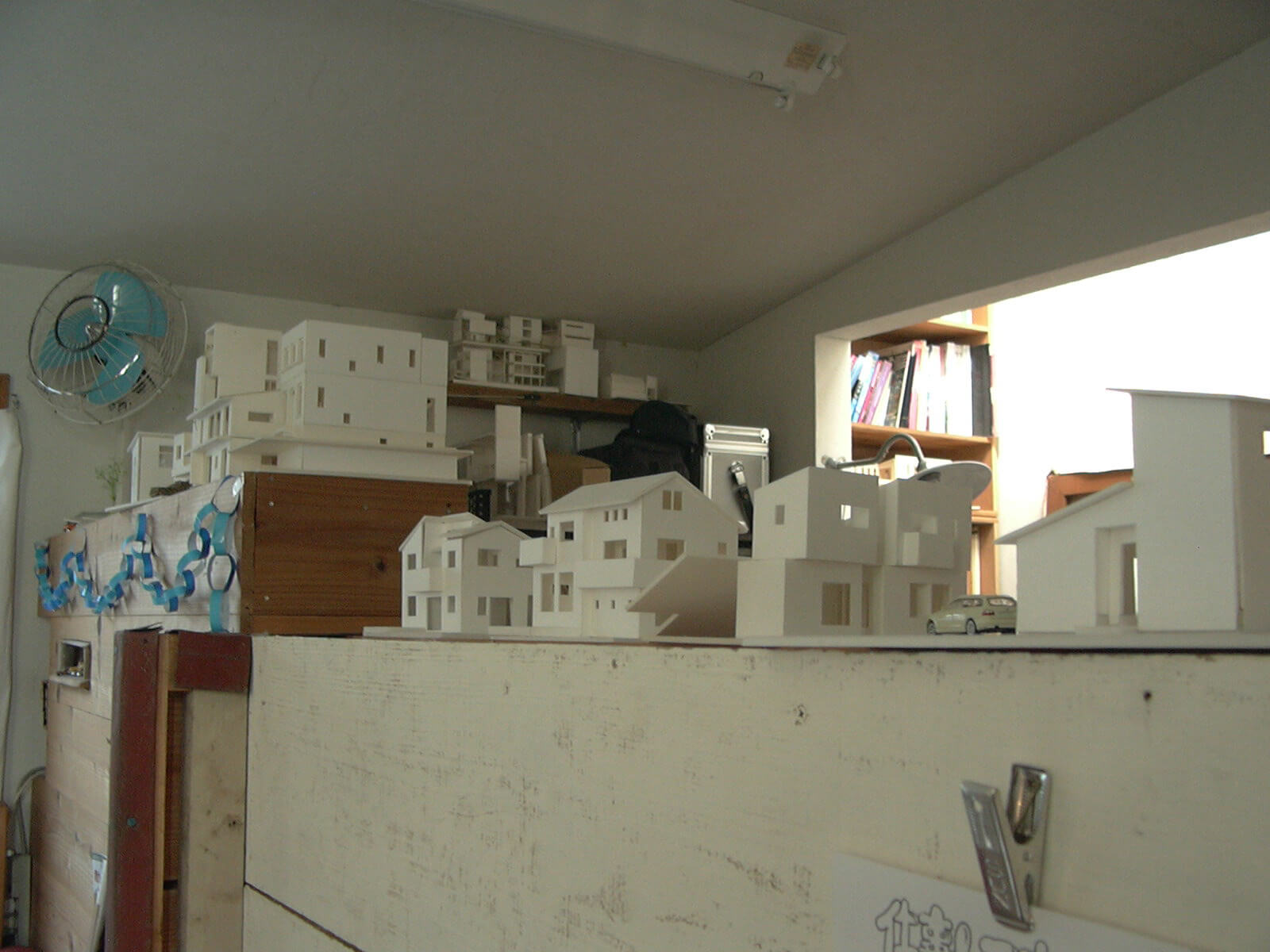 事務所の棚に並んだ住宅模型はまるでエーゲ海付近の町並み