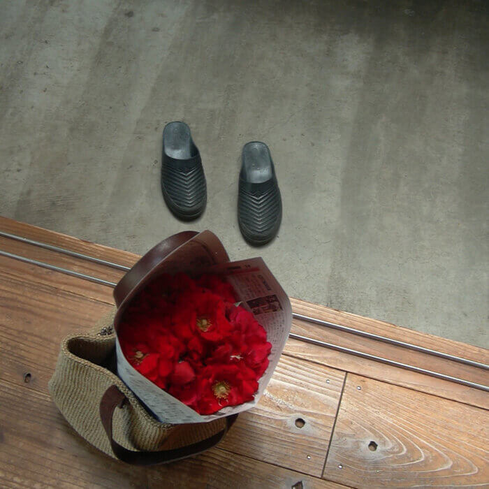 我が家のオヤジガーデンに不似合いな赤いバラを花束にしました