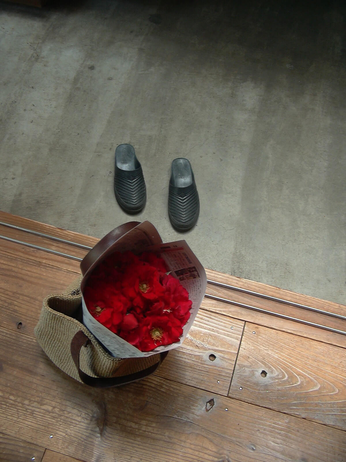我が家のオヤジガーデンに不似合いな赤いバラを花束にしました