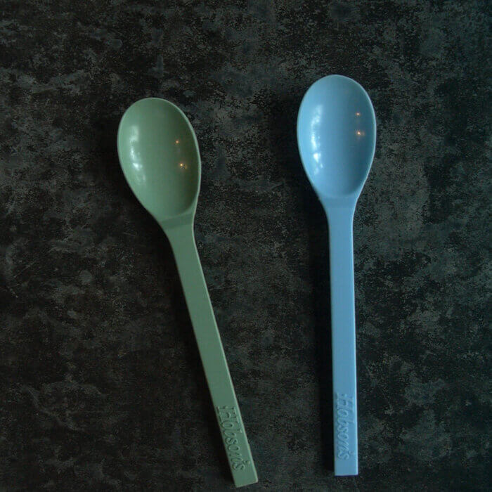 左の緑っぽいスプーンは20年以上前のホブソンズのアイスクリームのスプーン 右の青っぽいスプーンは今年食べたホブソンズのアイスクリームのスプーン