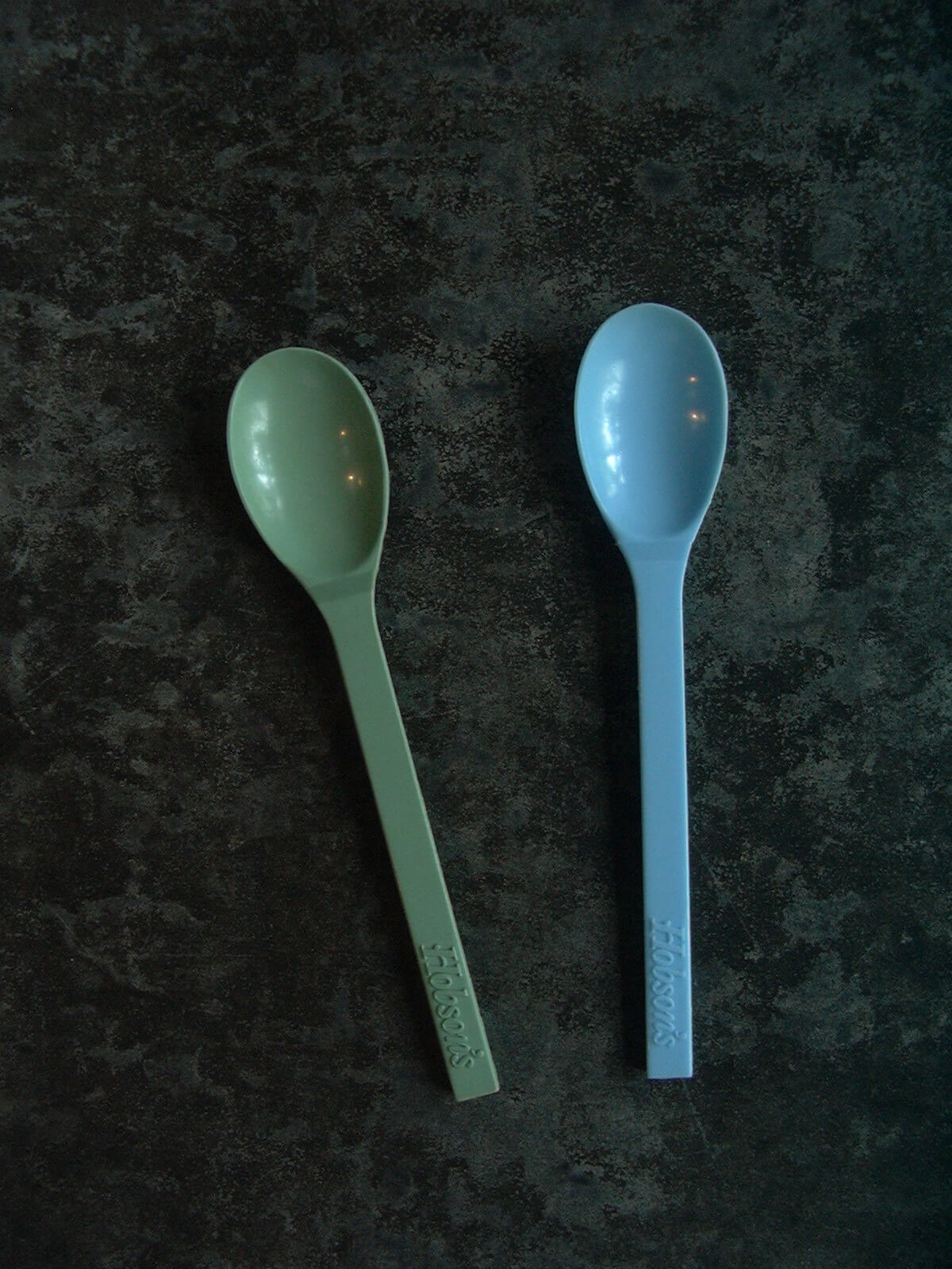左の緑っぽいスプーンは20年以上前のホブソンズのアイスクリームのスプーン 右の青っぽいスプーンは今年食べたホブソンズのアイスクリームのスプーン