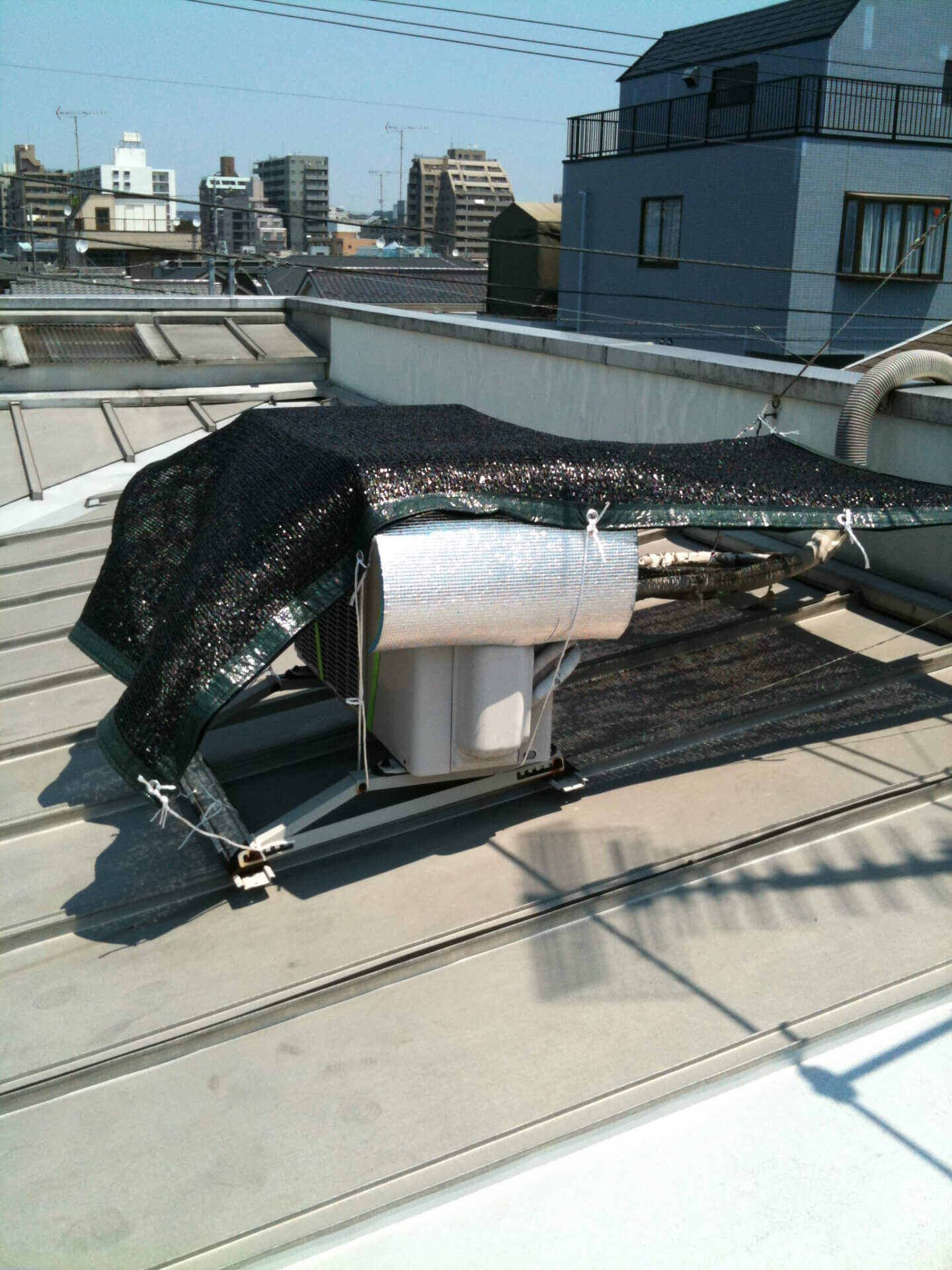 事務所のエアコンの
室外機は屋根上のため、簡易的な応急処置をしましたが、だめでした
