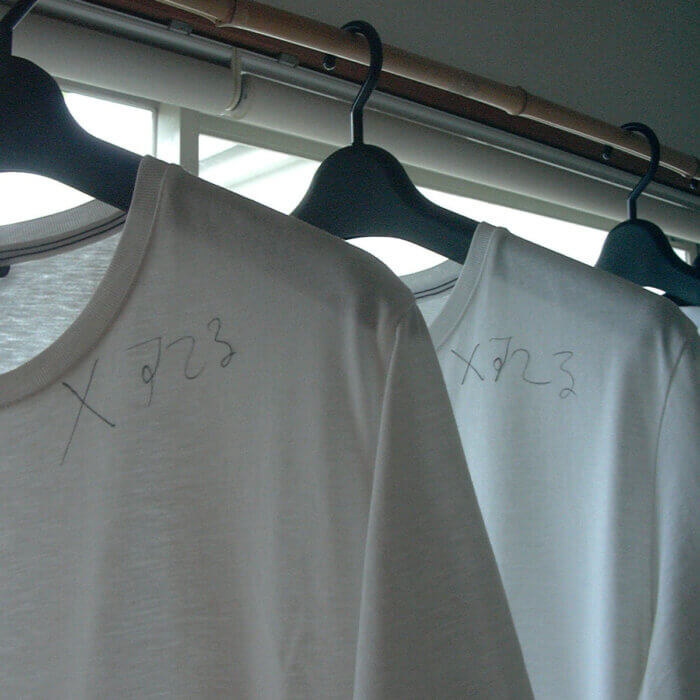 マジックで「×の捨て印」をTシャツに書きます