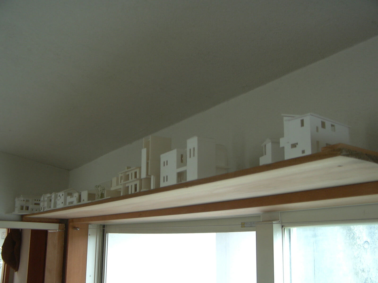事務所入り口の上まで占領している住宅模型