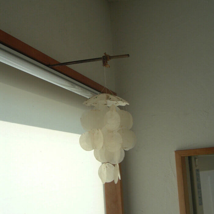 洗面所の風が通る場所に風鈴を吊るしました