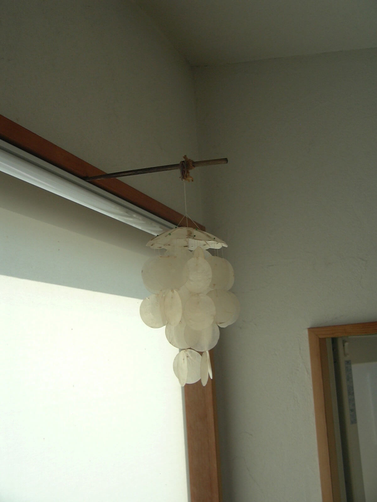 洗面所の風が通る場所に風鈴を吊るしました
