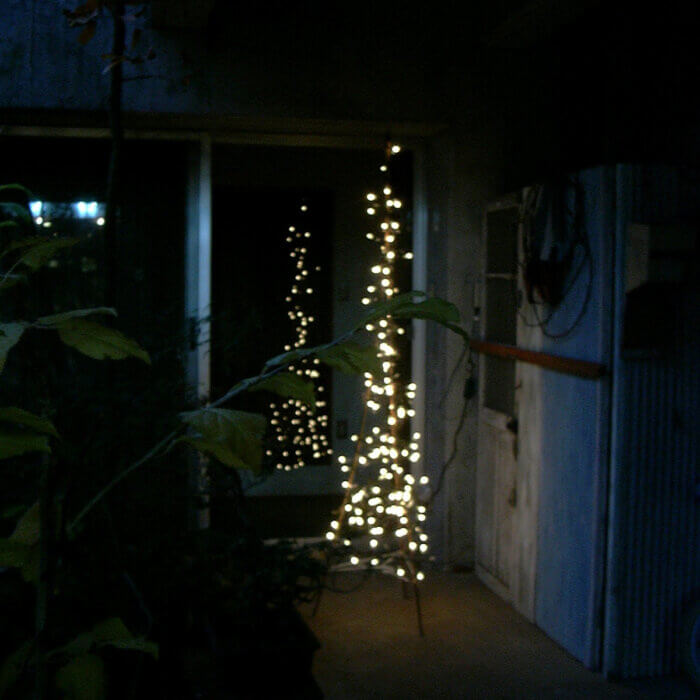 180cmくらいの細い竹の棒3本を組み合わせて作ったクリスマスイルミネーション