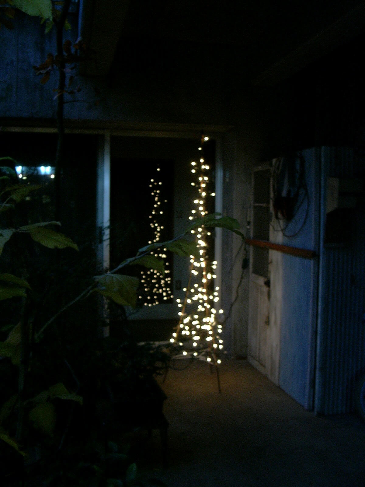 180cmくらいの細い竹の棒3本を組み合わせて作ったクリスマスイルミネーション
