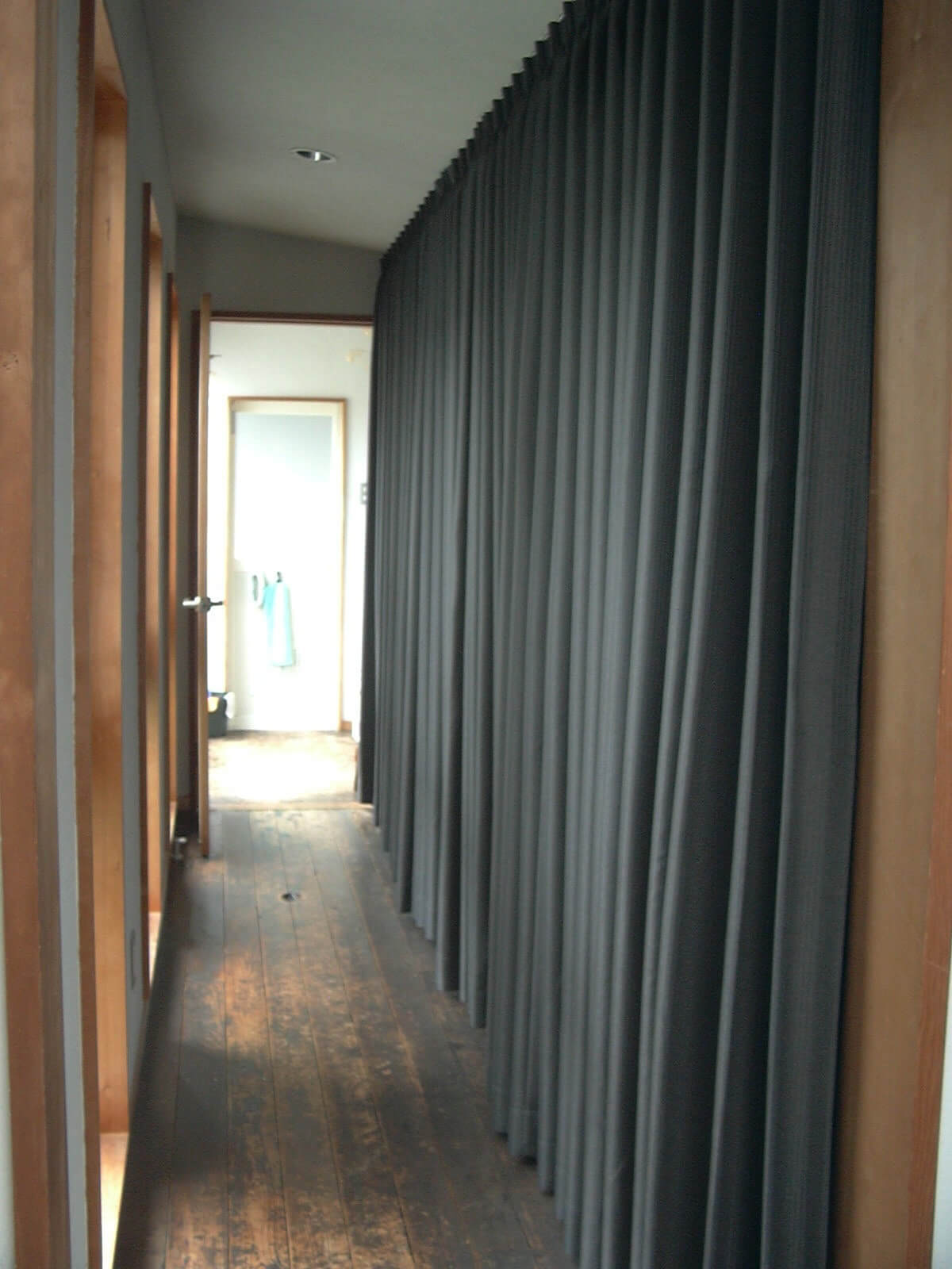二階廊下のカーテンを黒系のタップリヒダの入ったカーテンに変更