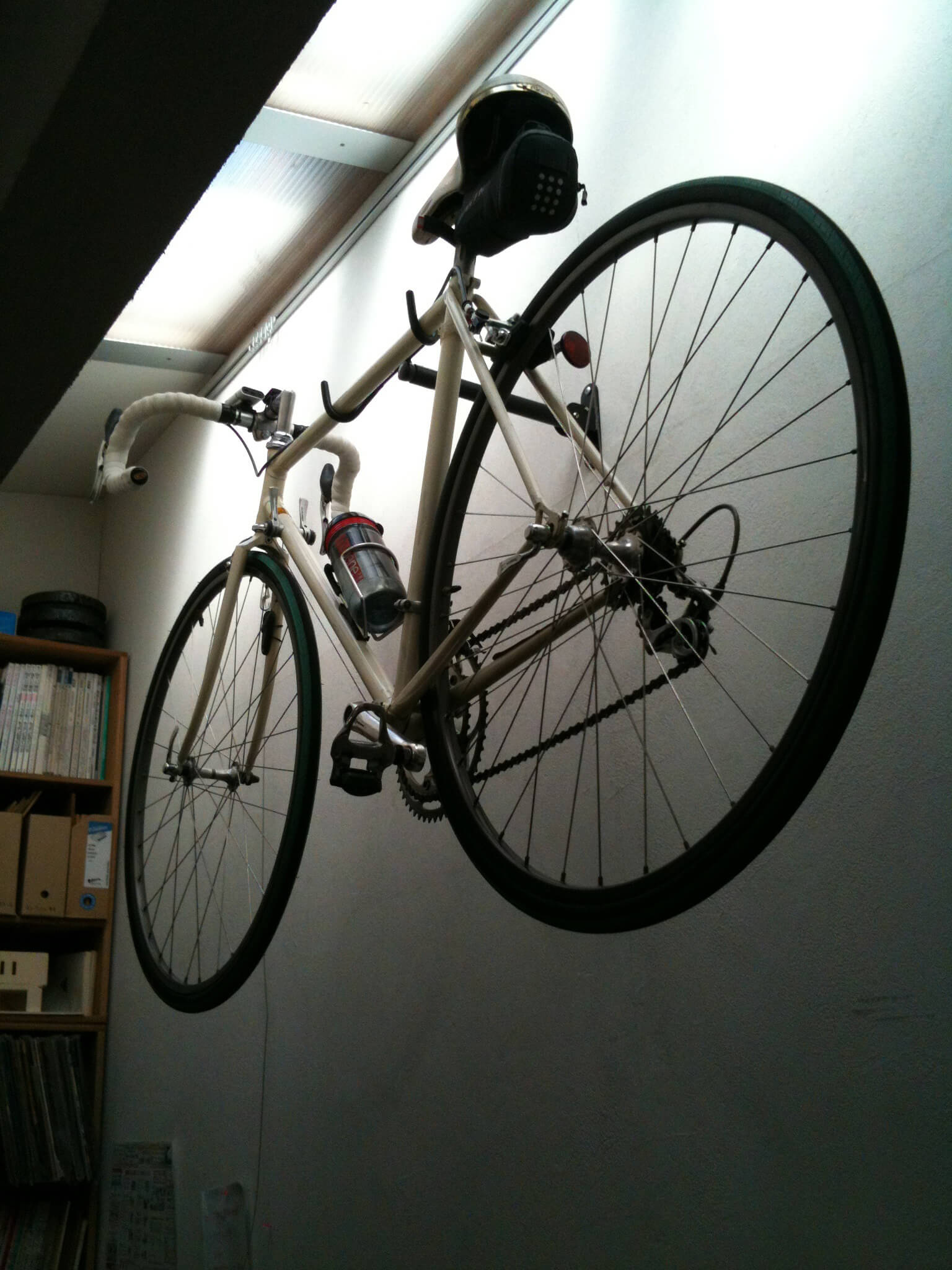 事務所に置きっぱなしだった自転車を壁にかけて収納