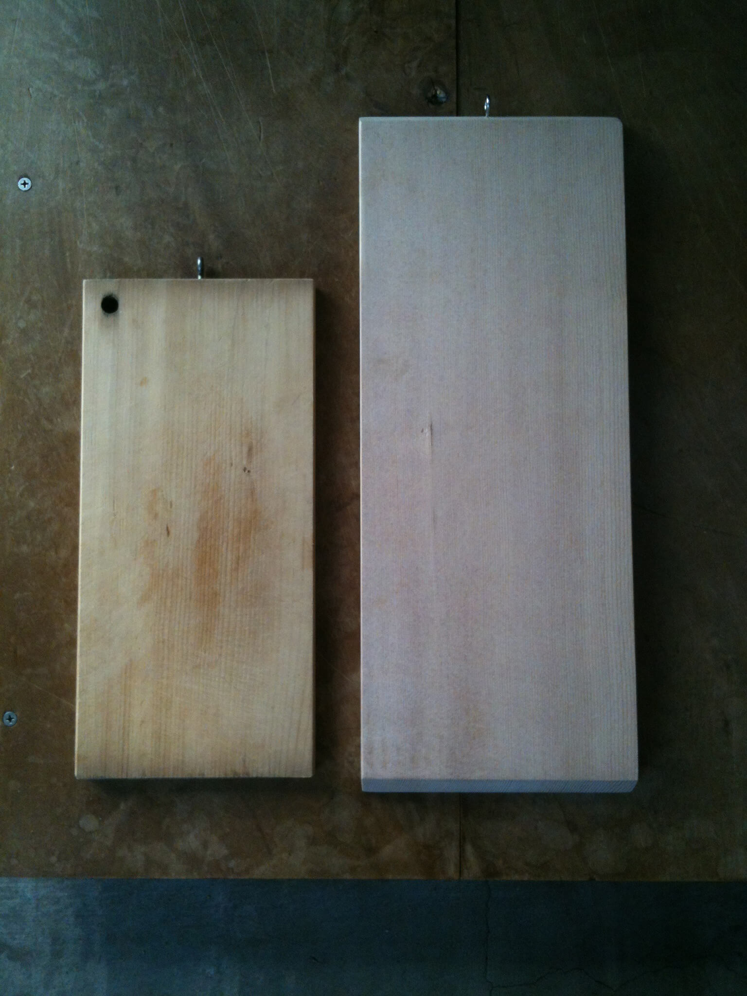 左は小さいまな板は15年程前に材木屋さんのhpの懸賞で頂いたもの、右は春日亀意匠の165シリーズ165×40cmサイズのまな板
