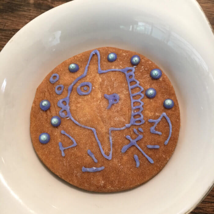娘が作ったマンボウが描かれたクッキー