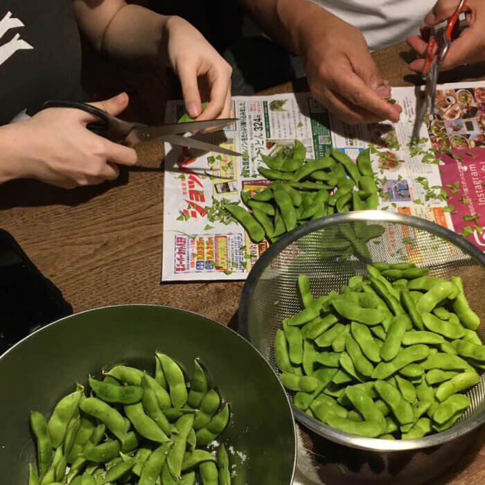 黒埼茶豆の先を丁寧にカット