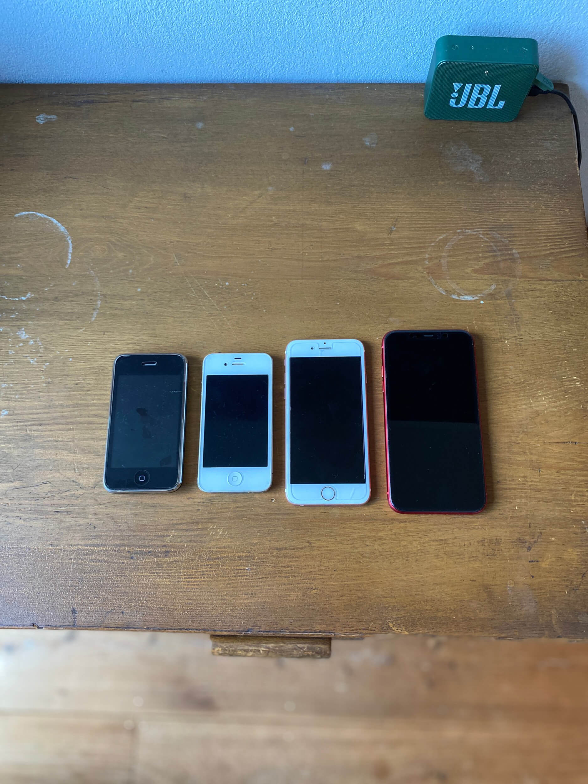 左から12年前から歴代の iPhone 4台。11はホームボタンがない