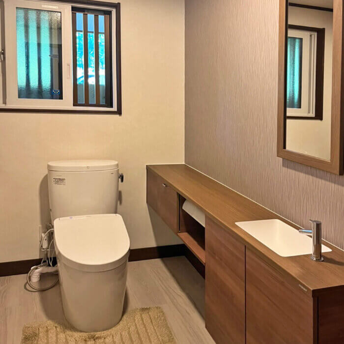蓼科の別荘リノベーション　広いトイレ