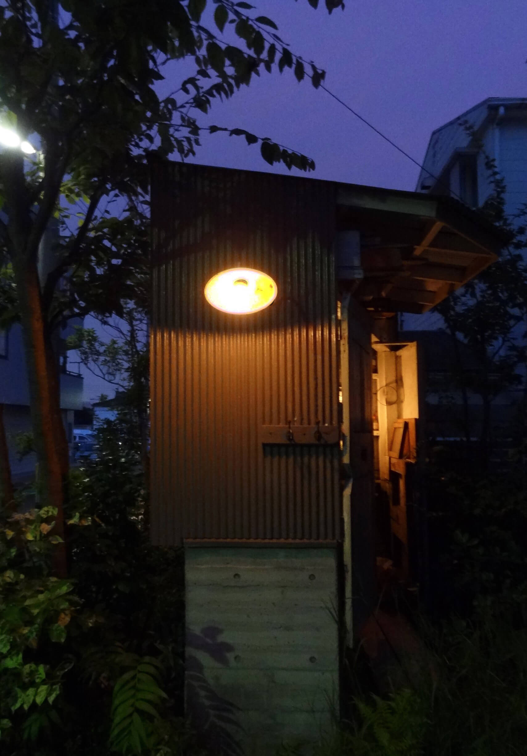 道路側の小屋に、感じよく照らすあかりを付けてみました