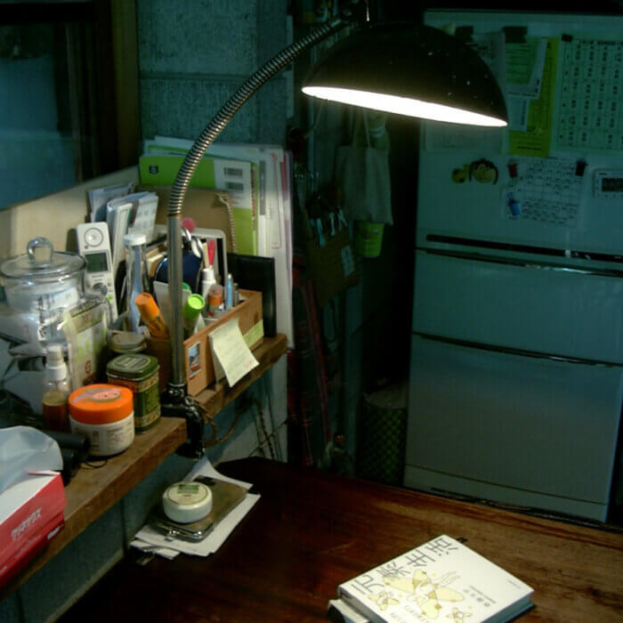 事務所にあったライトをテーブルに設置してみました