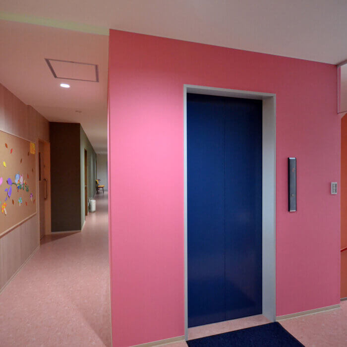 DFビル　内装デザイン　ピンク色の壁紙