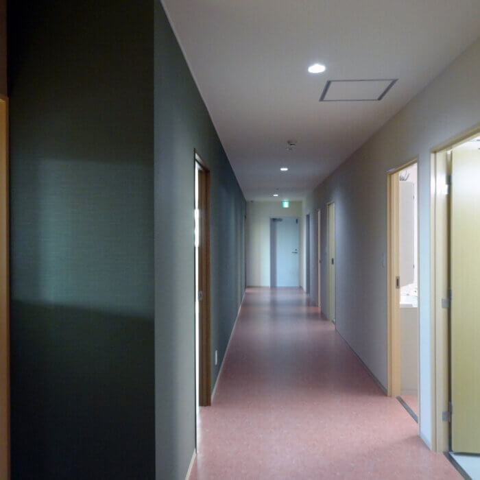 DFビル　内装デザイン　落ち着いた色の廊下