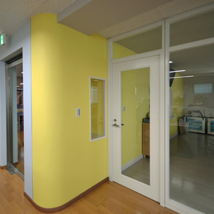 DFビル　内装デザイン　黄色い壁の会議室入り口
