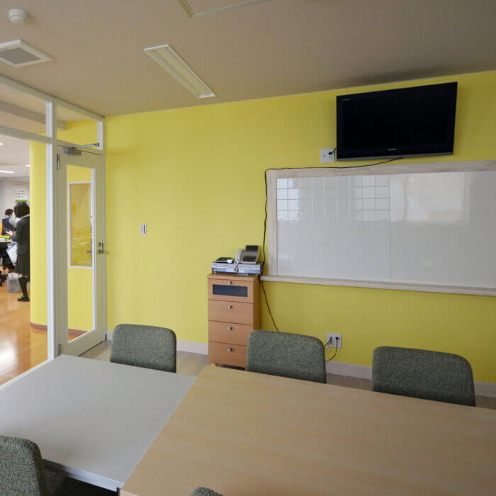 DFビル　内装デザイン　黄色い壁の会議室